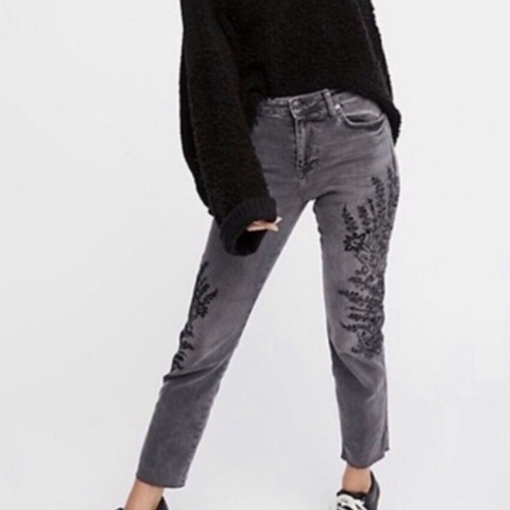 Free People We The Free Grey Embroidered Girlfriend Raw Hem Jeans Sz 25